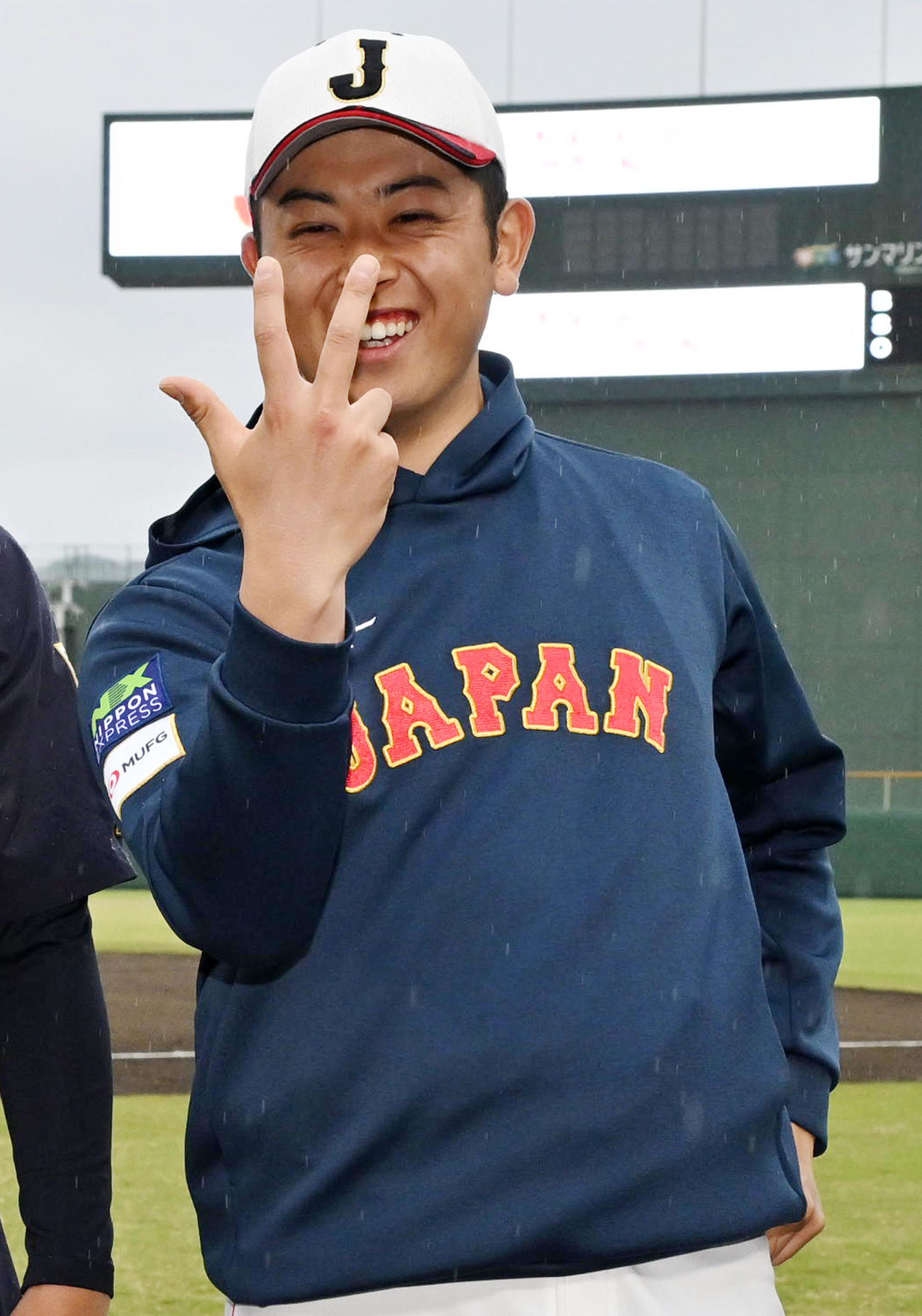 宮崎合宿を打ち上げ記念写真でポーズを決める笑顔の松山