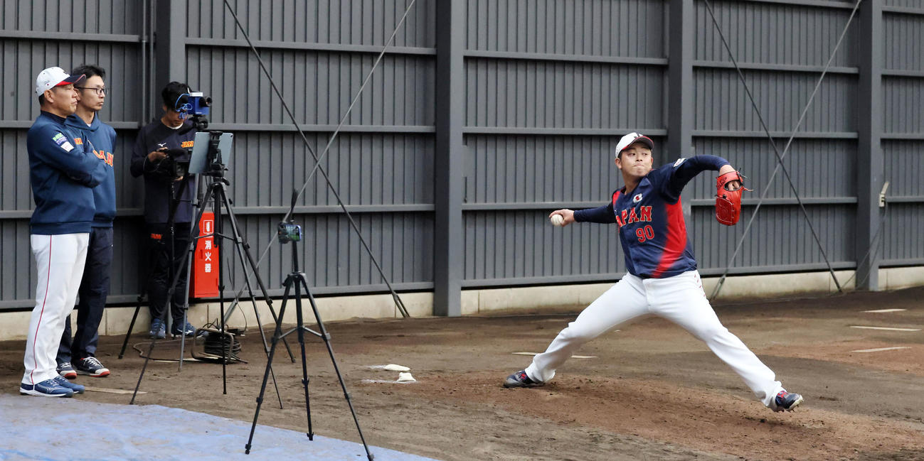 井端弘和監督（左）も見る前で投球練習する松山（撮影・加藤哉）