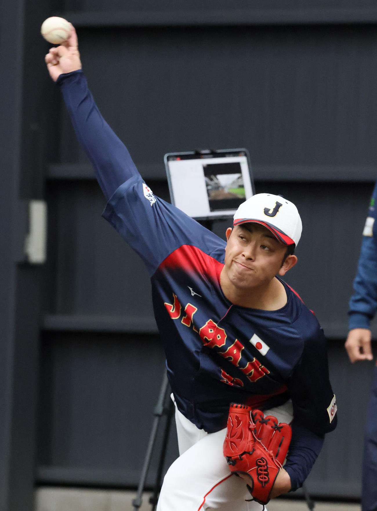 ブルペンで投球練習する松山（撮影・加藤哉）