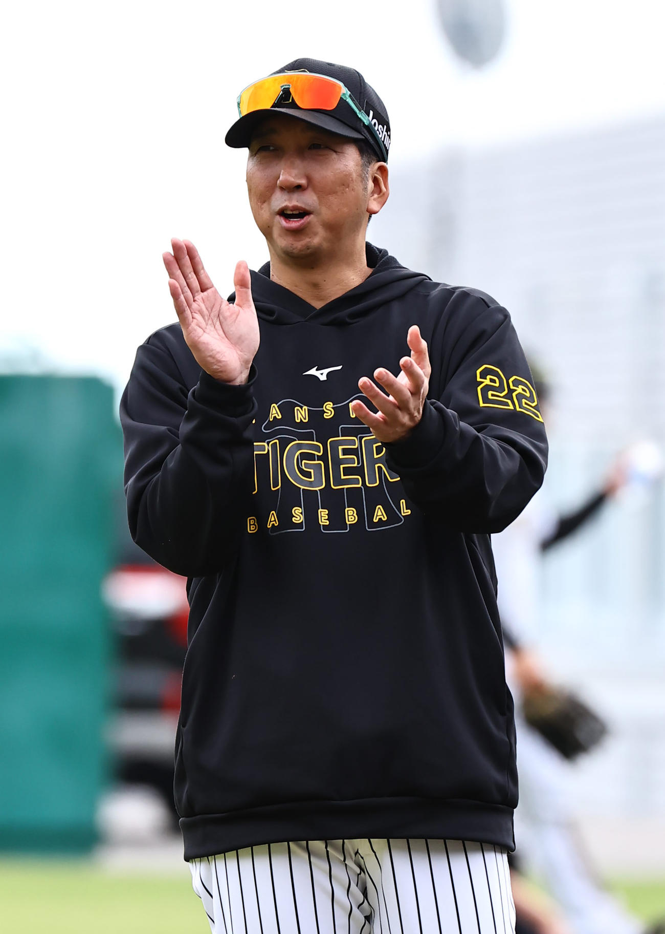 トレーニングをする選手を鼓舞する藤川監督（撮影・上田博志）