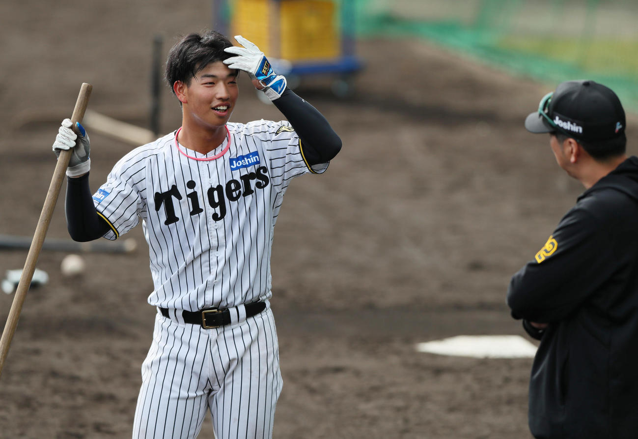 阪神百崎は藤川監督と話す（撮影・上山淳一）