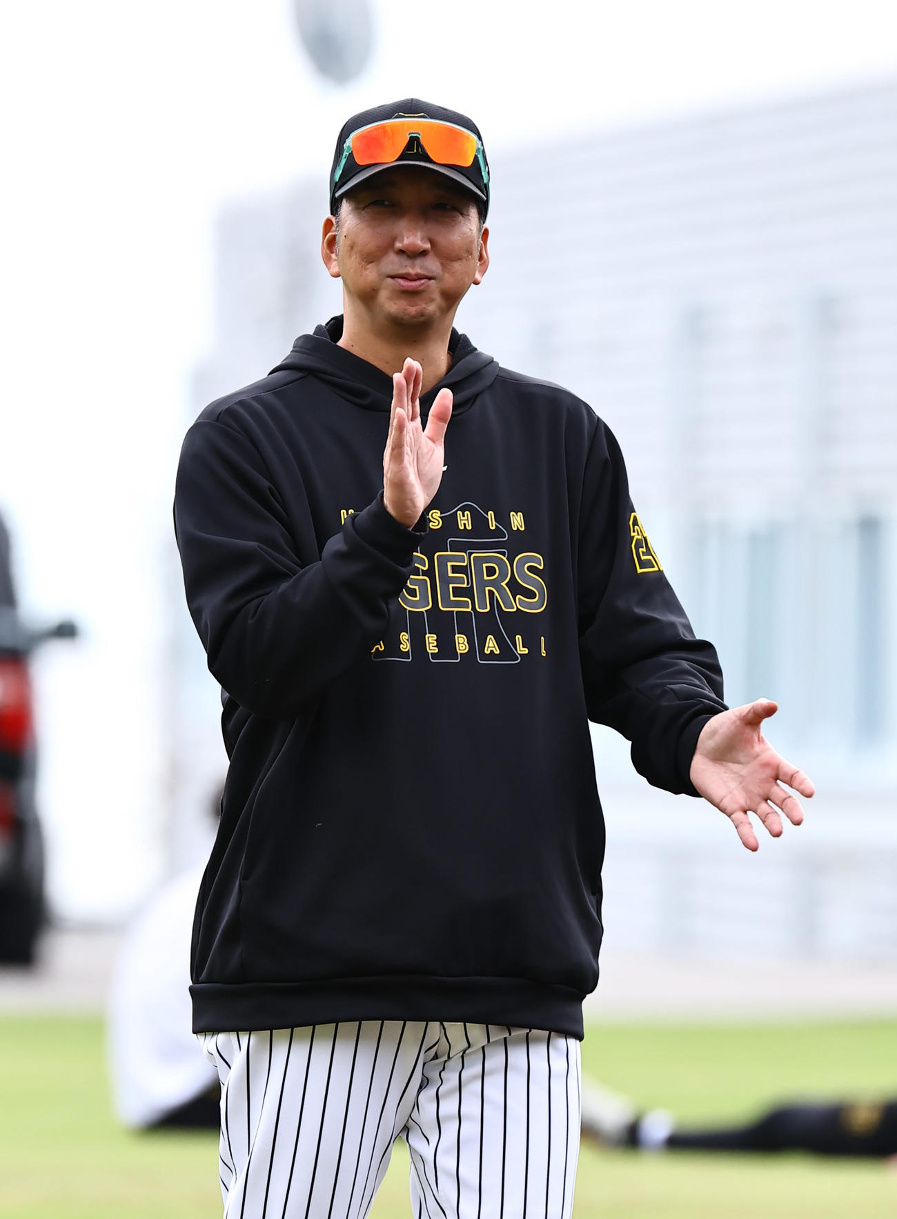 トレーニングをする選手を鼓舞する藤川監督（撮影・上田博志）