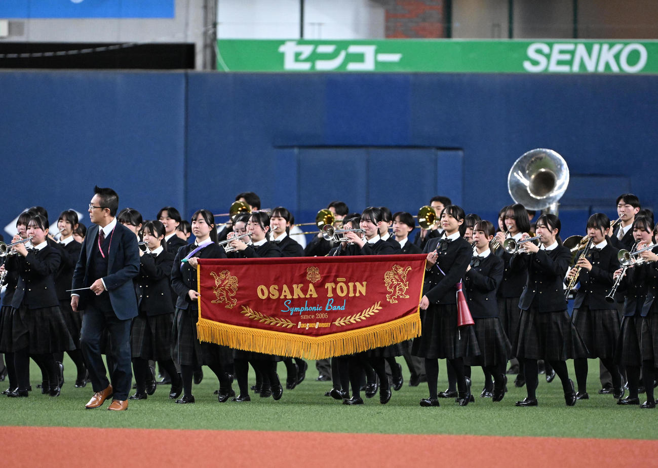 試合前に演奏する大阪桐蔭の吹奏楽部（撮影・石井愛子）