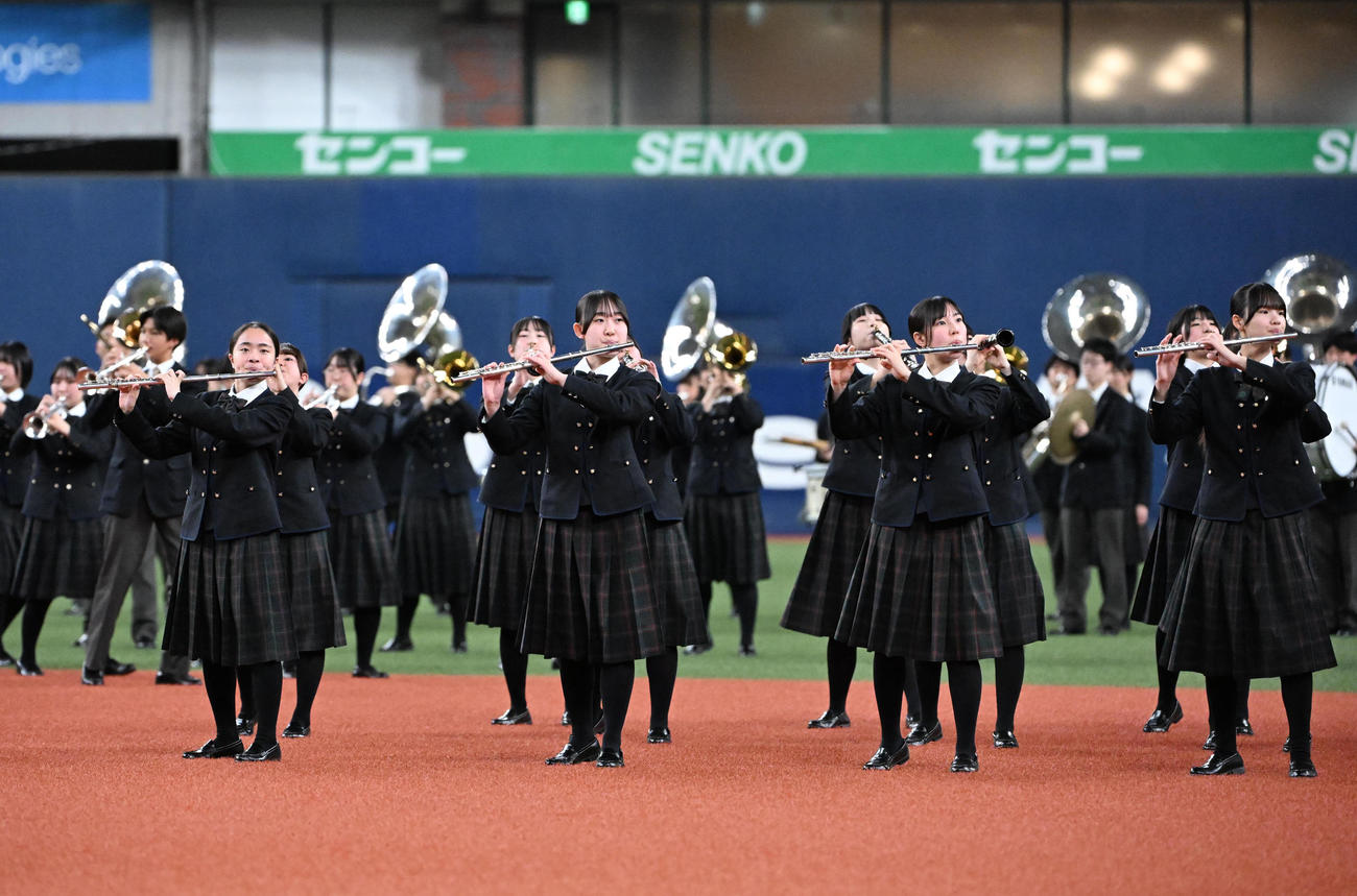 試合前に演奏する大阪桐蔭の吹奏楽部（撮影・石井愛子）