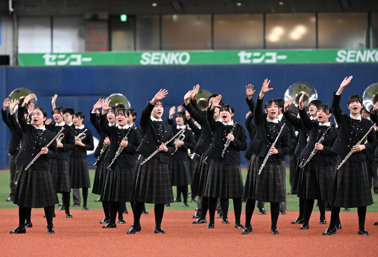 試合前に演奏する大阪桐蔭の吹奏楽部（撮影・石井愛子）
