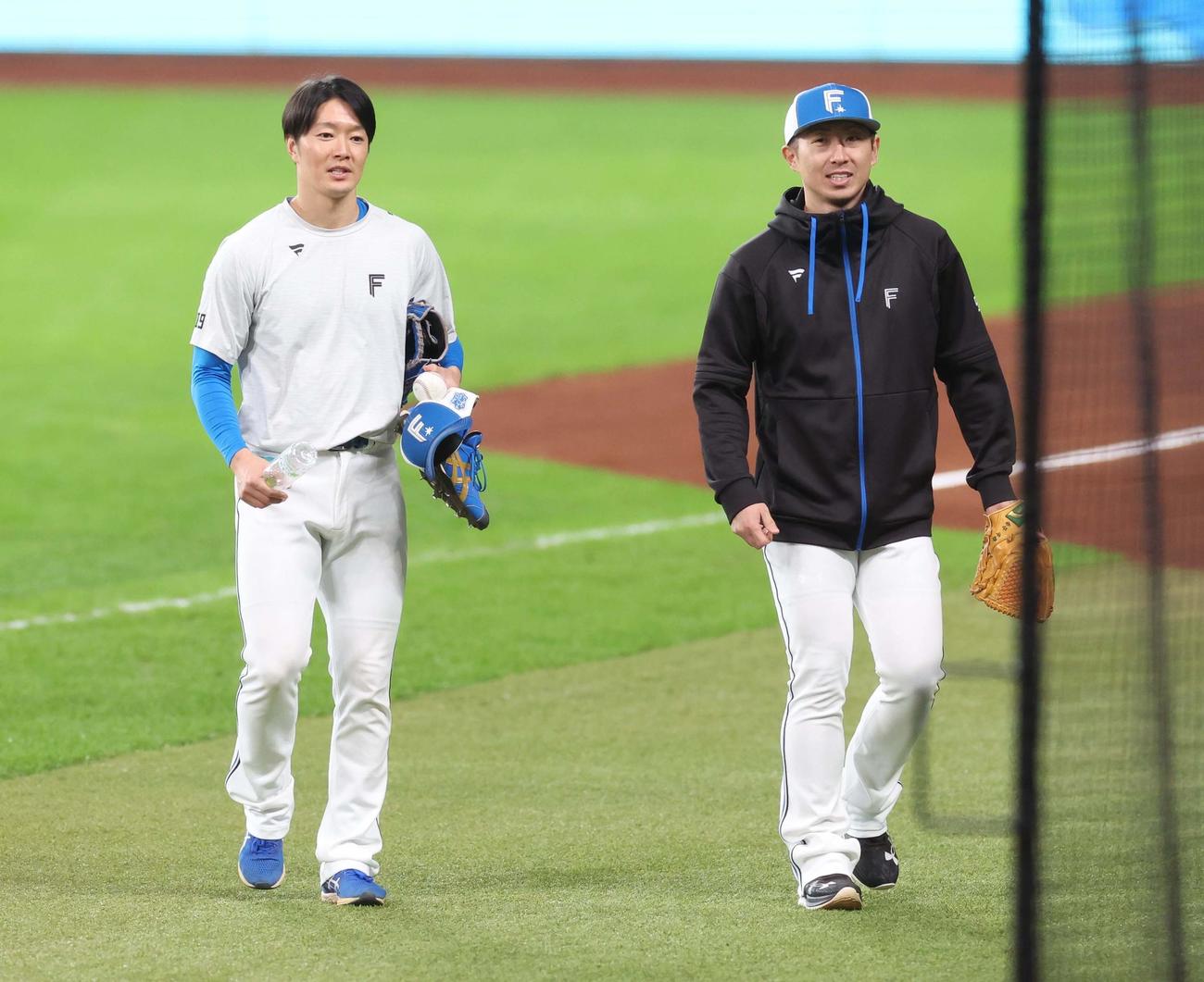 秋季キャンプ中、笑顔を見せる玉井（左）と金子投手コーディネーター（撮影・黒川智章）