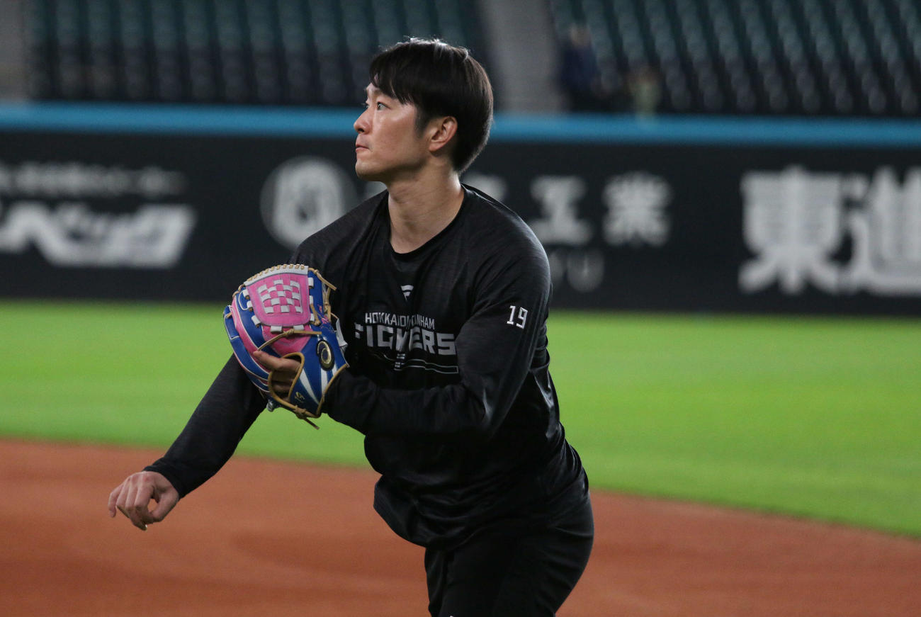エスコンフィールドで自主トレを行った日本ハム玉井（撮影・木下大輔）
