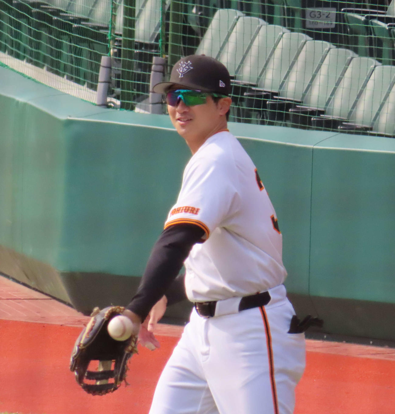 キャッチボールをする巨人泉口（撮影・水谷京裕）