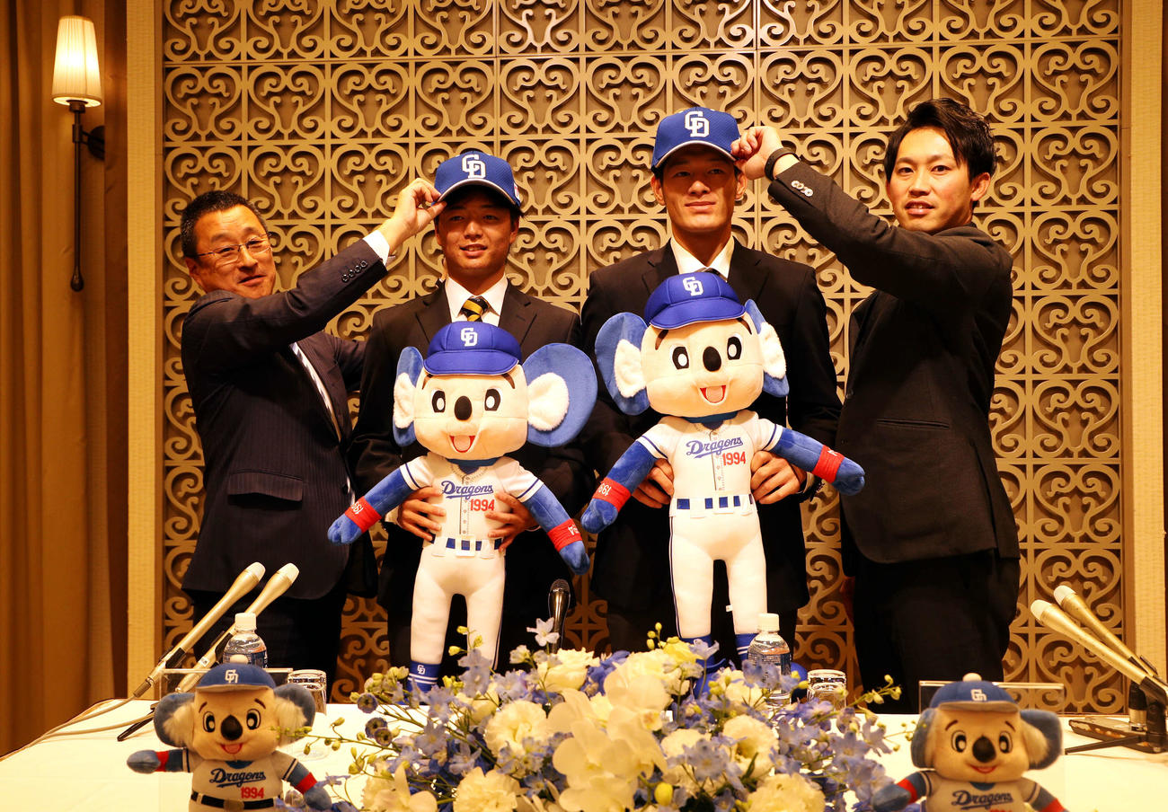 仮契約を終えた左から中日・堀中スカウト部長、東北福祉大・桜井、新保、中日・岡野スカウト（撮影・木村有優）