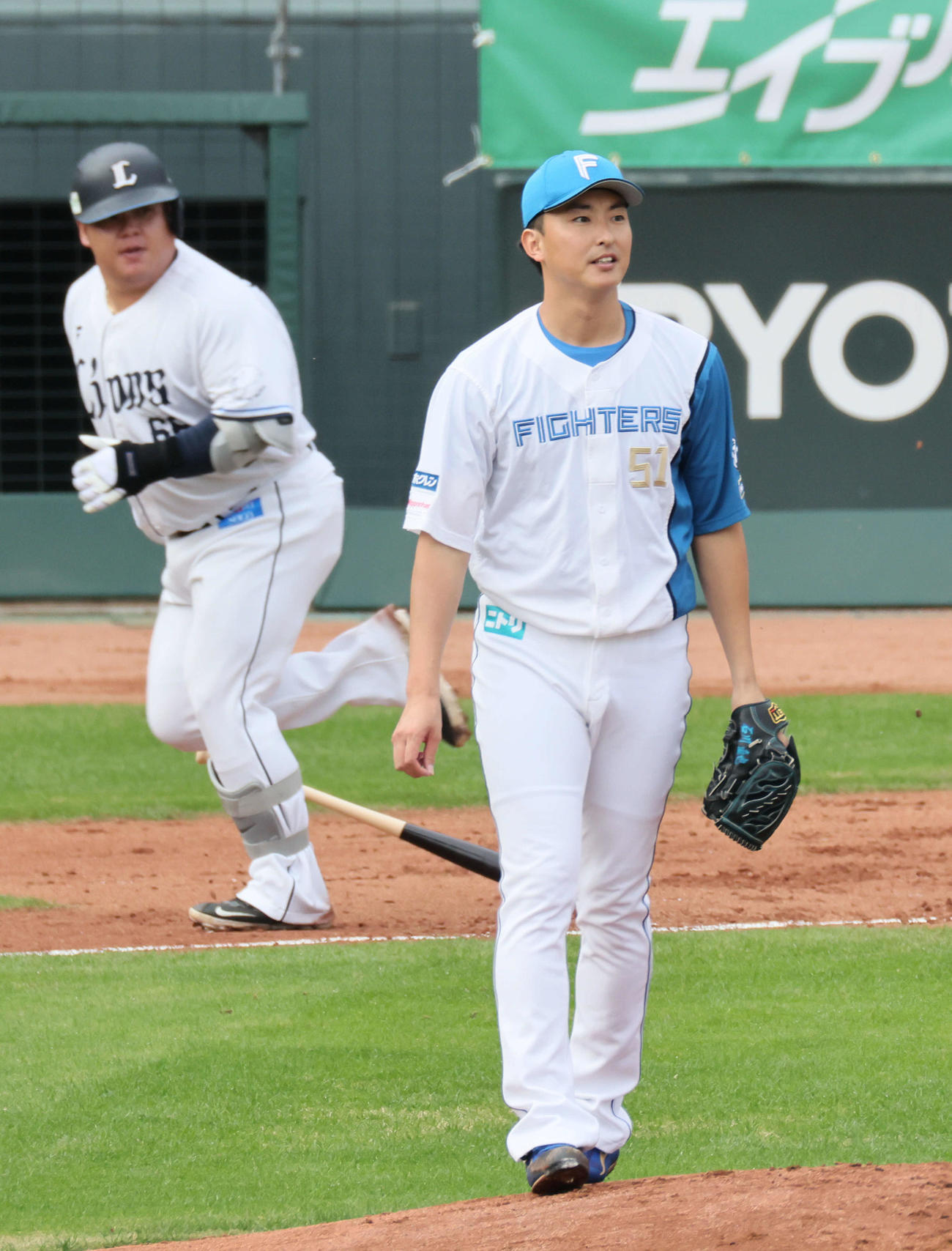西武の渡部に左越え本塁打を浴びた日本ハムの石川（撮影・加藤孝規）　
