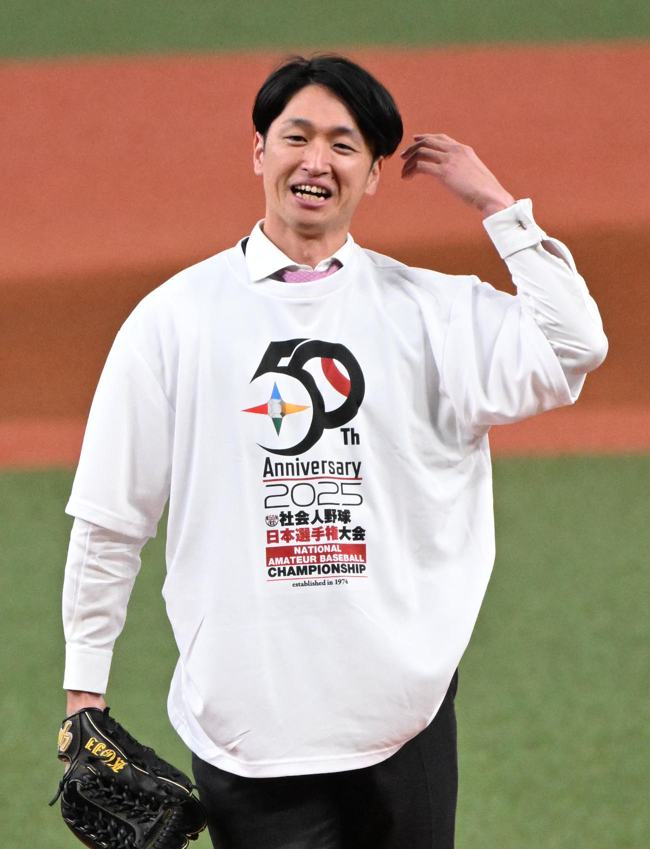 レジェンド始球式を務める近本（撮影・石井愛子）