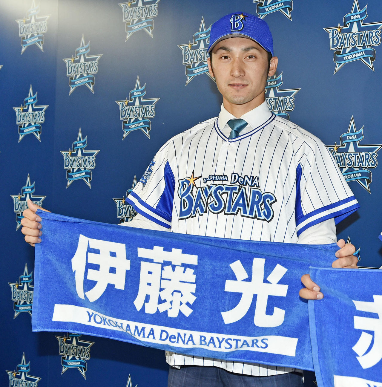 2018年7月、オリックスからDeNAにトレード。名前入りタオルを持って記念撮影