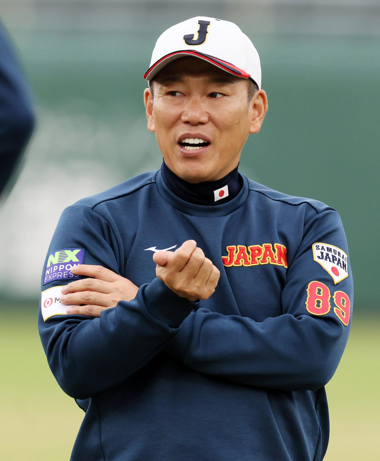 ウオーミングアップ中、コーチ陣と談笑する井端監督（撮影・加藤哉）
