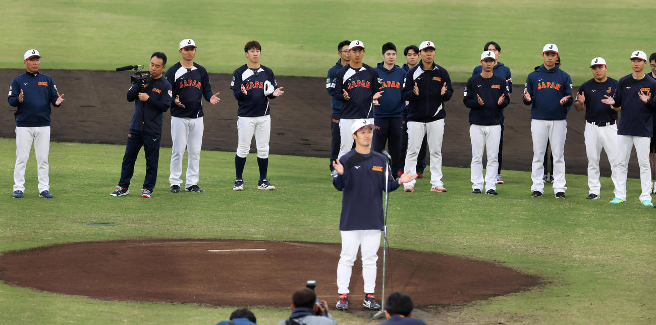 宮崎合宿を打ち上げ手締めを行う井端監督（左）とナイン。中央は坂本（撮影・加藤哉）