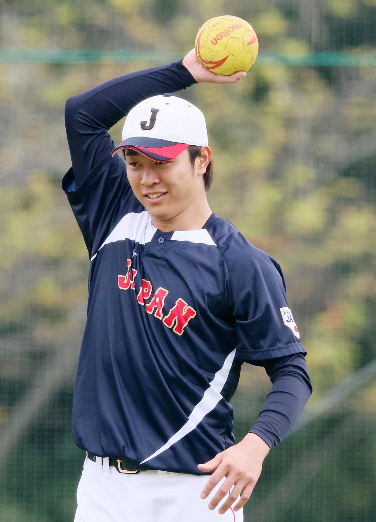 ハンドボールを投げる高橋宏（撮影・加藤哉）
