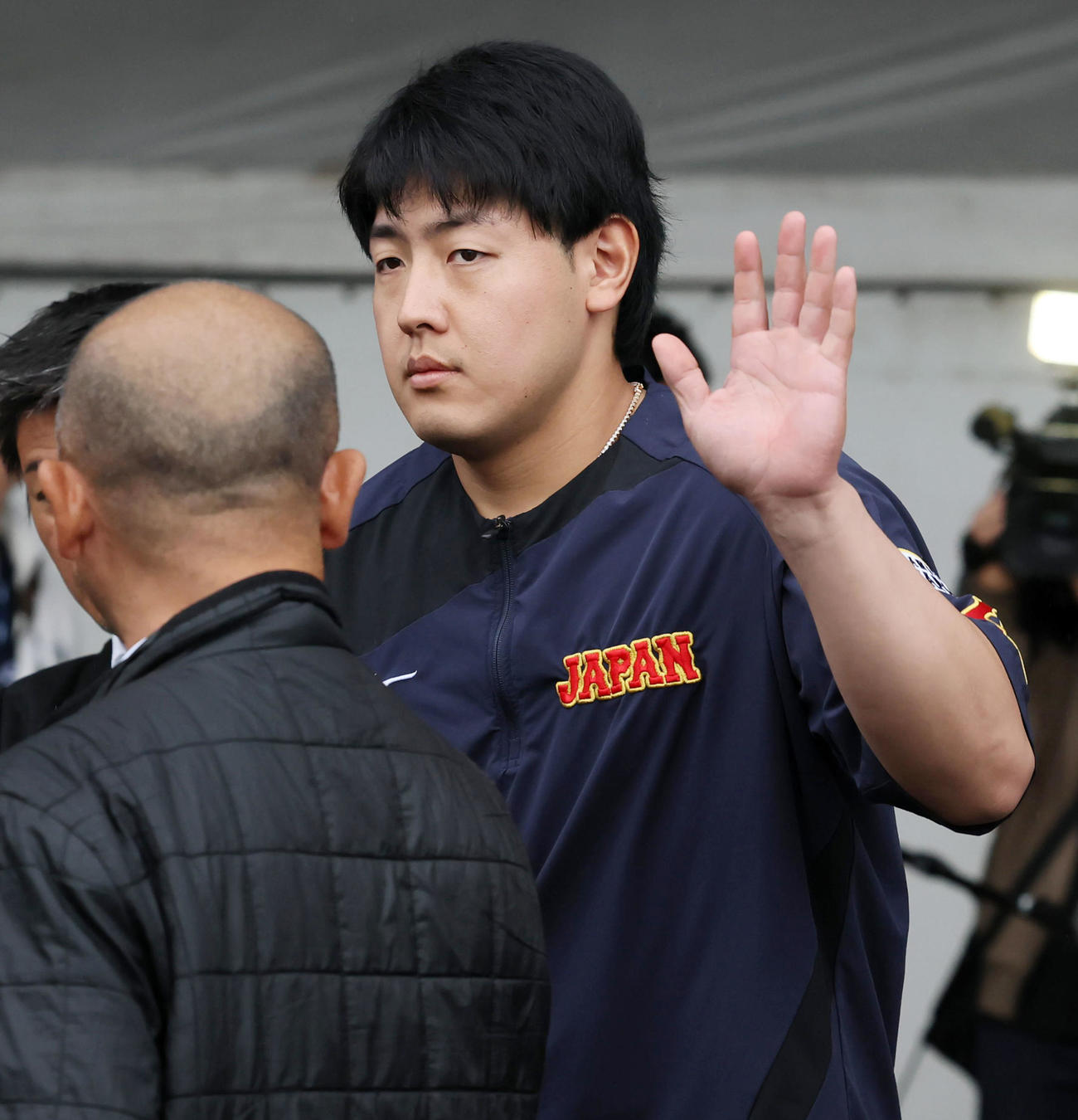 宮崎合宿を終えバスへ向かう岡本はファンの声援に手を振って応える（撮影・加藤哉）