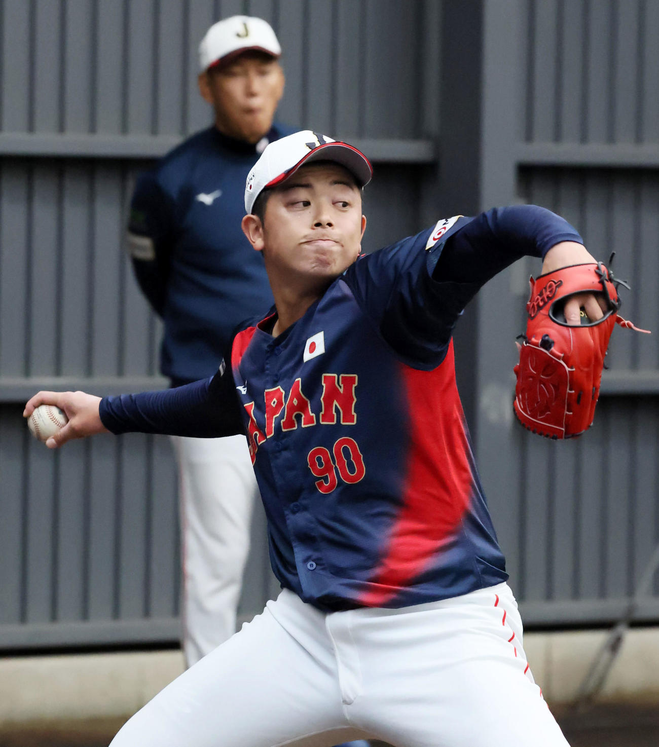 ブルペンで投球練習する松山。後方は井端監督（撮影・加藤哉）