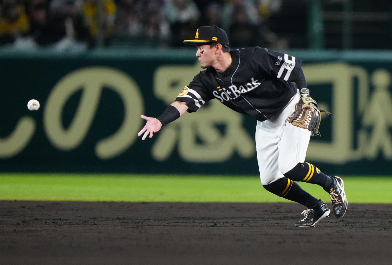 阪神対ソフトバンク　4回裏阪神1死一塁、坂本誠志郎の打球を二塁へ送球する二塁手牧原大成（2025年10月29日撮影）