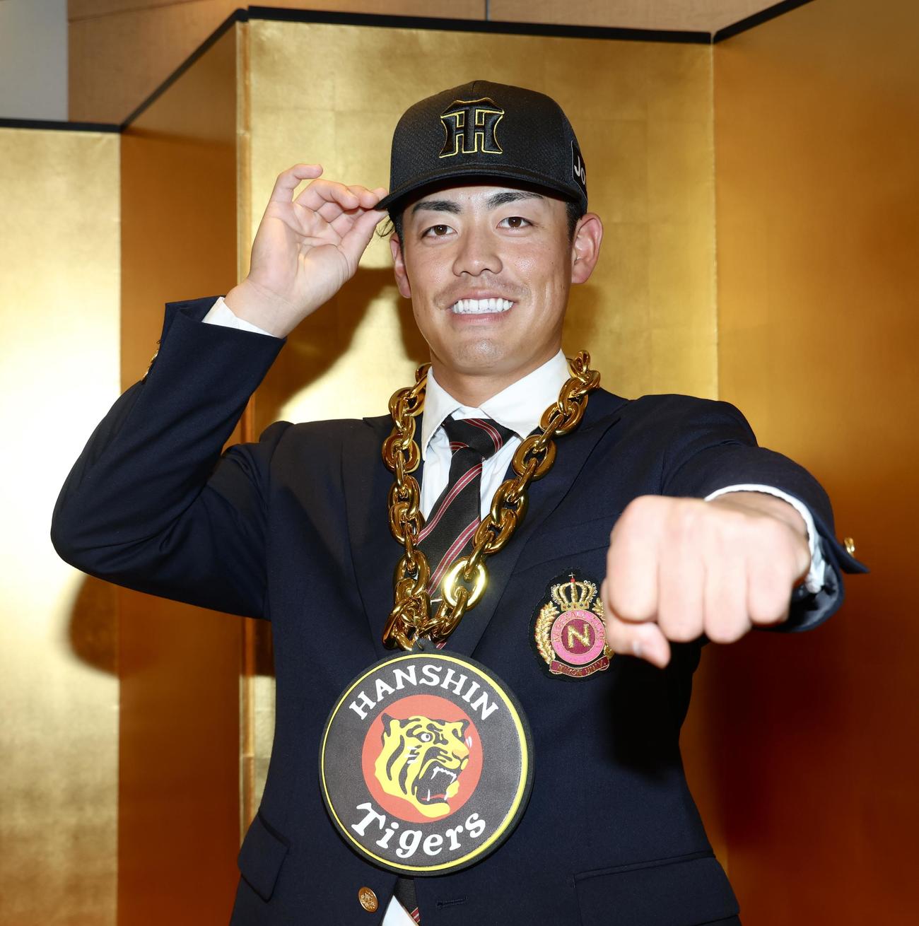 仮契約交渉を終え、笑顔で写真に納まる阪神ドラフト2位の日大・谷端（撮影・河田真司）