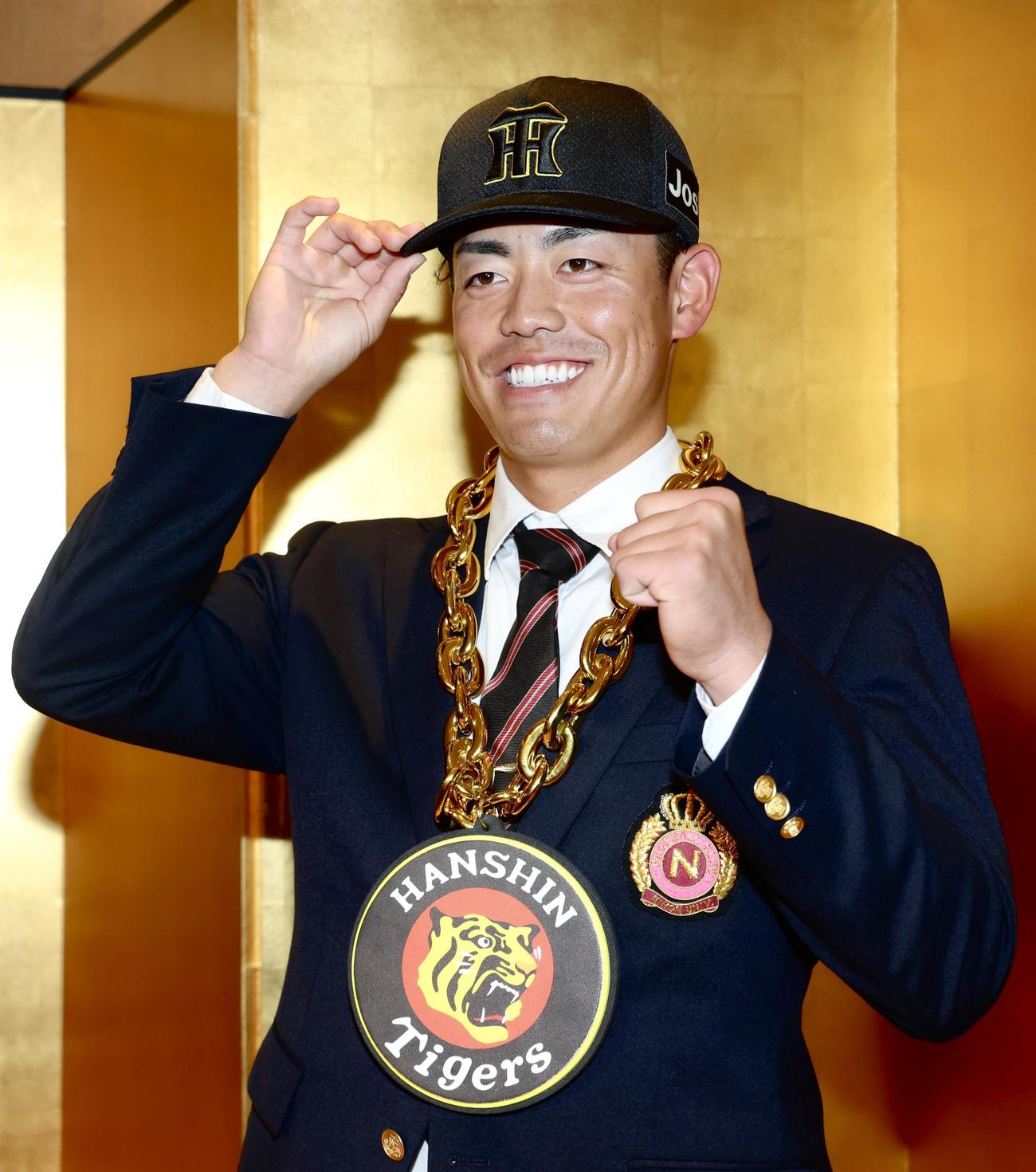 仮契約交渉を終え、ガッツポーズで写真に納まる阪神ドラフト2位の日大・谷端（撮影・河田真司）