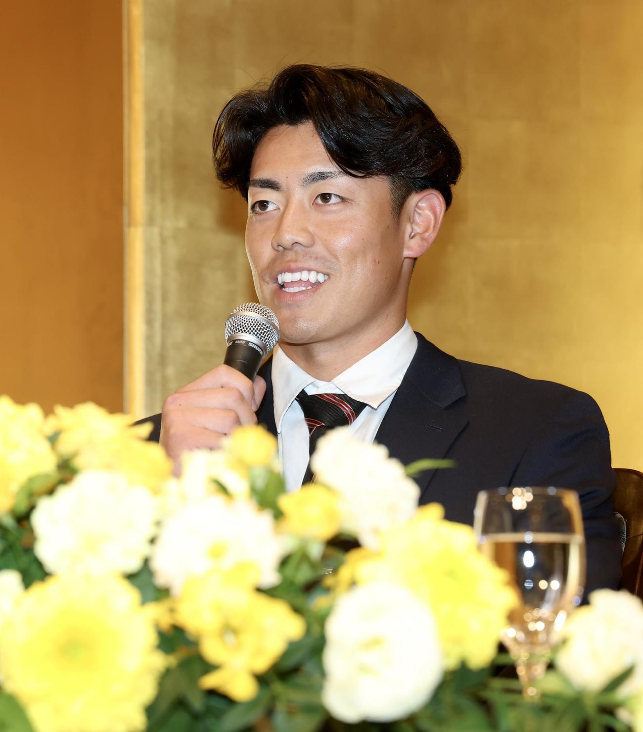 仮契約交渉を終え、会見に臨む阪神ドラフト2位の日大・谷端（撮影・河田真司）