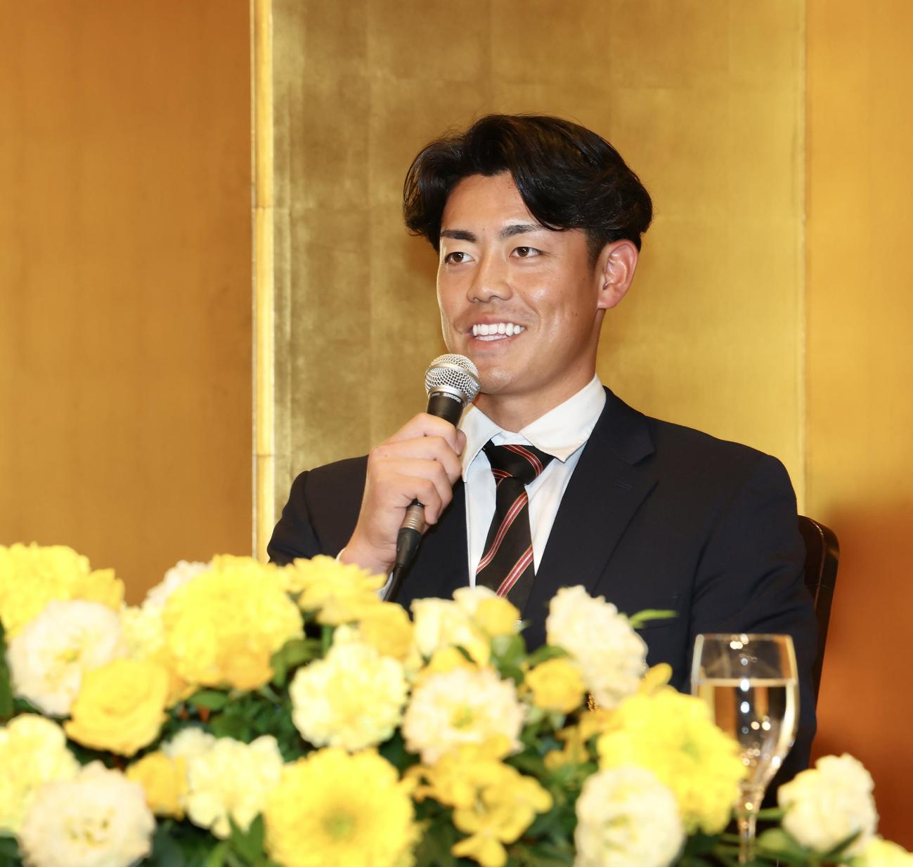 仮契約交渉を終え、会見に臨む阪神ドラフト2位の日大・谷端（撮影・河田真司）