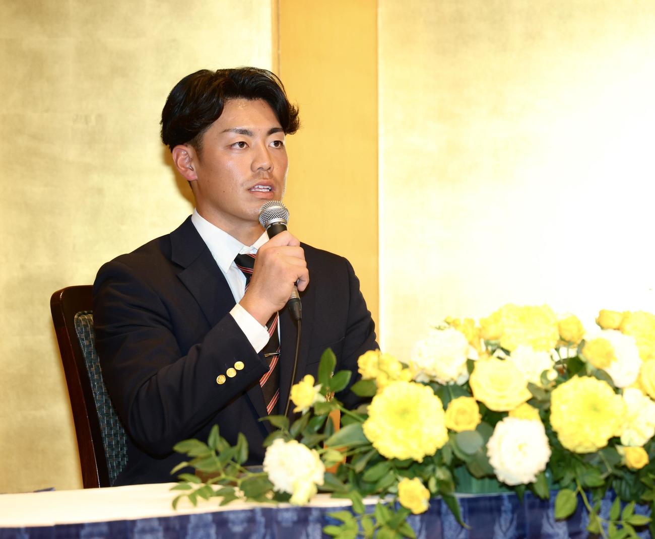 仮契約交渉を終え、会見に臨む阪神ドラフト2位の日大・谷端（撮影・河田真司）
