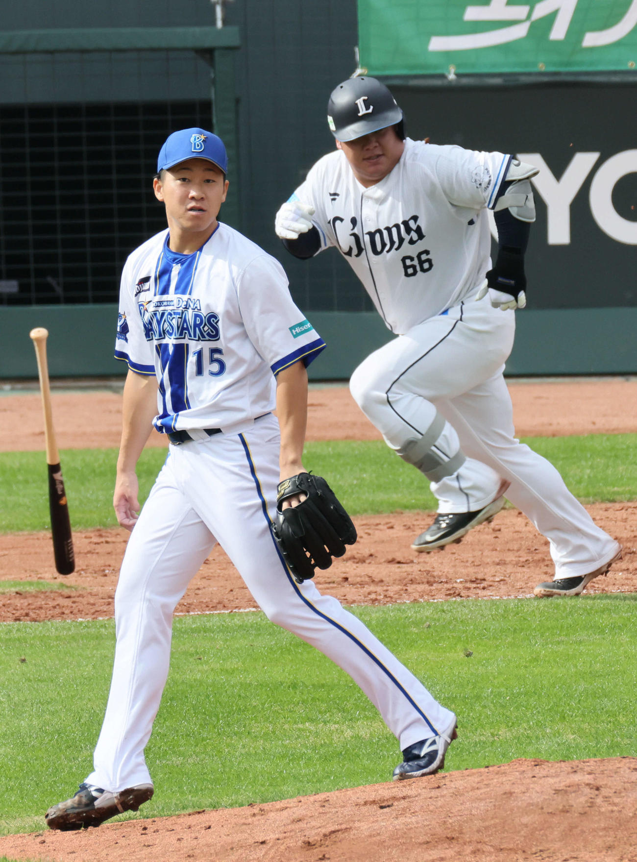 西武の渡部を内野ゴロに打ち取ったDeNAの徳山（撮影・加藤孝規）　