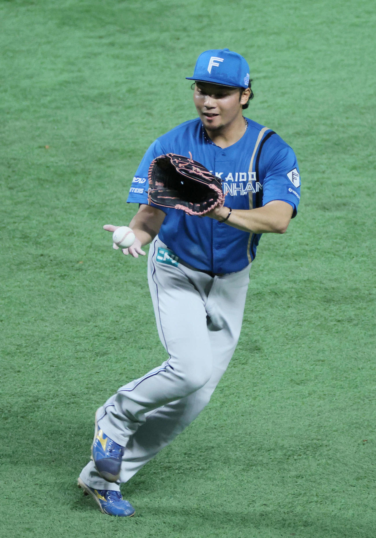 投ゴロを処理する伊藤大海（2025年10月撮影）
