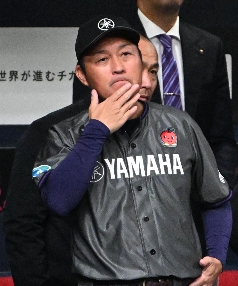 日本生命対ヤマハ　選手にサインを送るヤマハの甲原監督（撮影・石井愛子）