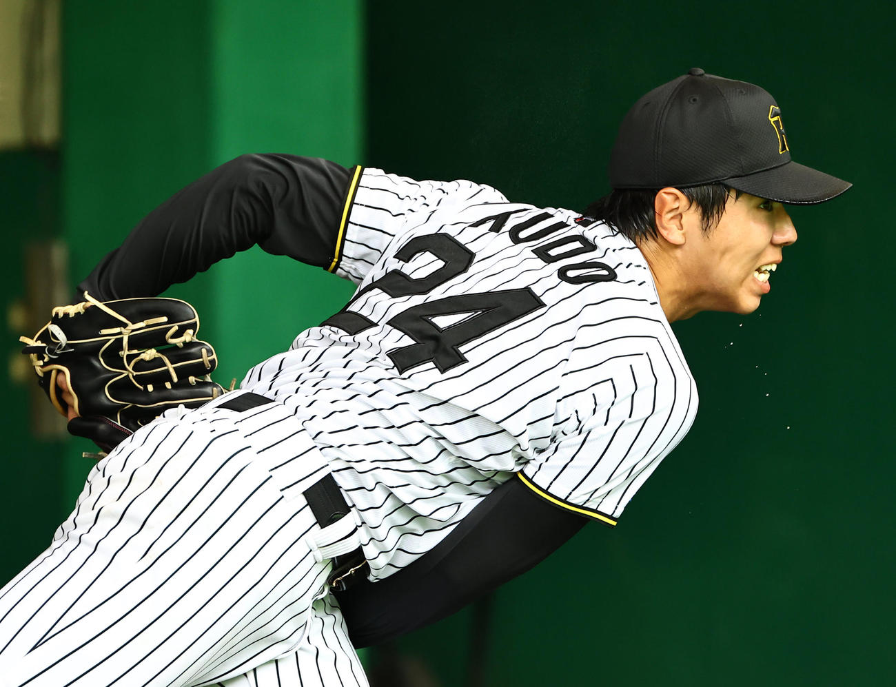 汗を飛ばしながら投球練習をする工藤（撮影・上田博志）