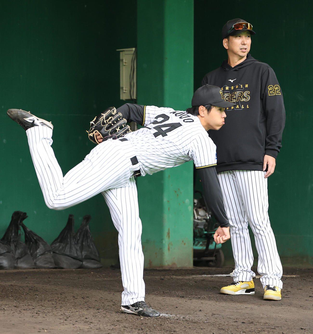 工藤（左）の投球を見守る藤川監督（撮影・上田博志）