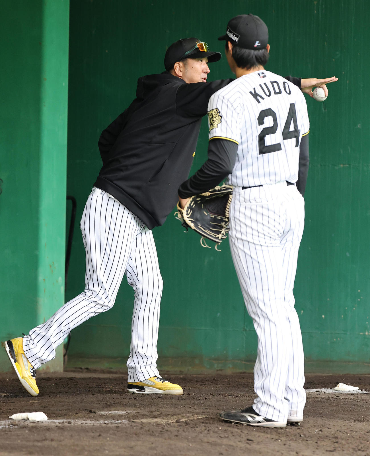 工藤（右）に指導する藤川監督（撮影・上田博志）