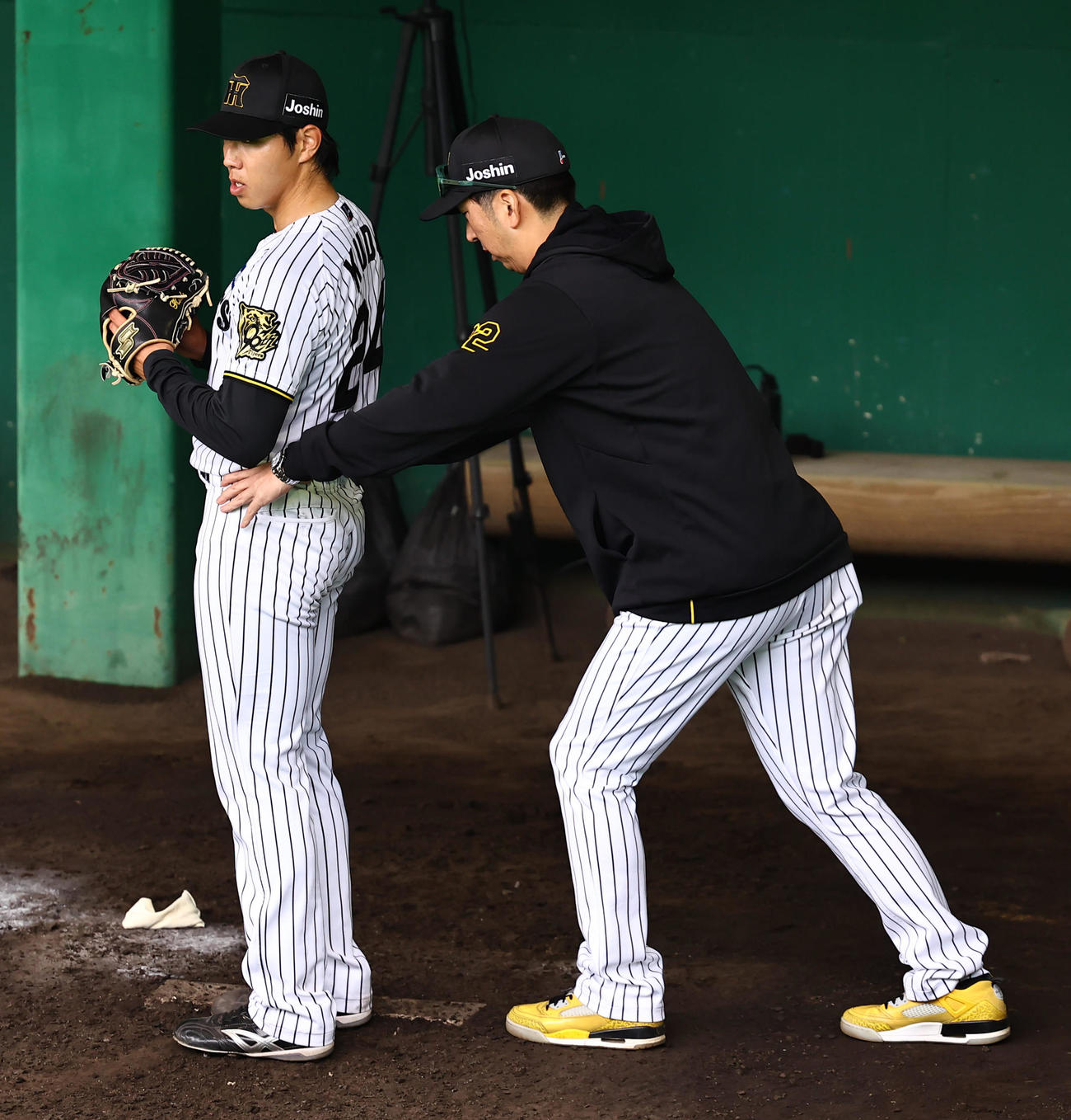 藤川監督（右）の指導を受ける工藤（撮影・上田博志）