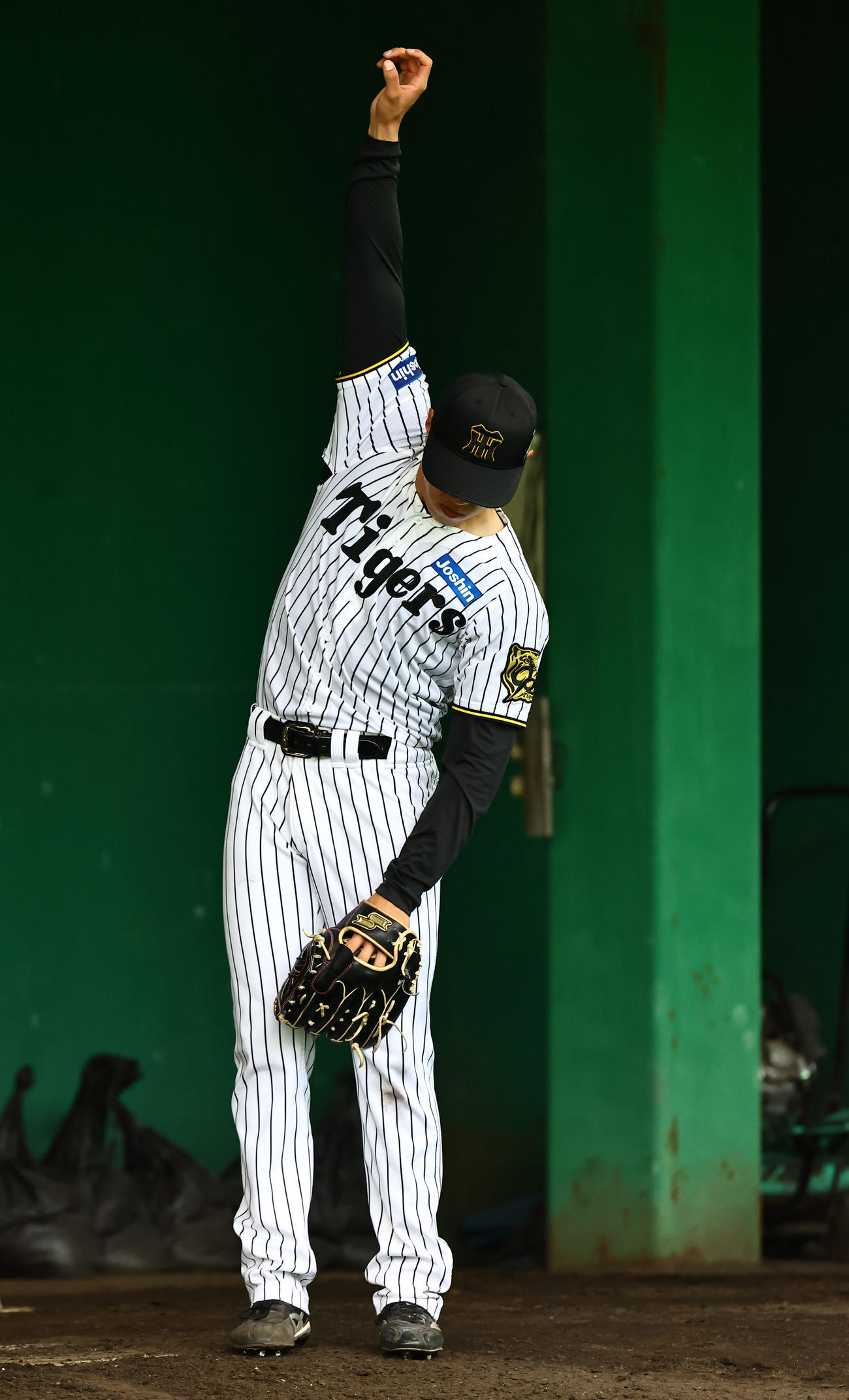 ストレッチをしながら投球を続ける工藤（撮影・上田博志）