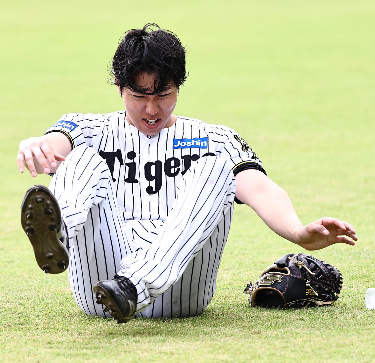 ブルペンで300球を投げ終えた工藤はグラウンドに倒れ込む（撮影・上田博志）