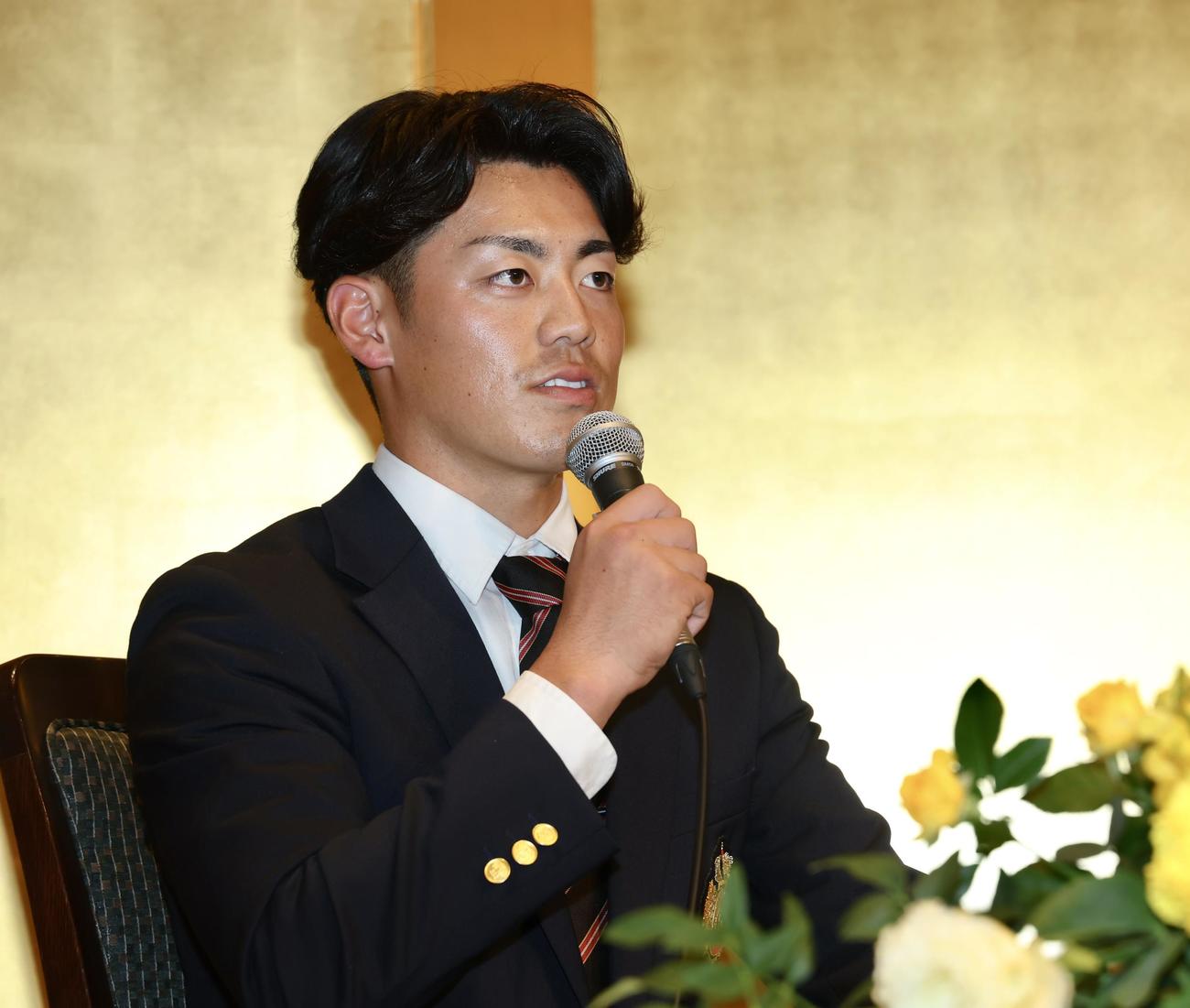 仮契約交渉を終え、会見に臨む阪神ドラフト2位の日大・谷端（撮影・河田真司）