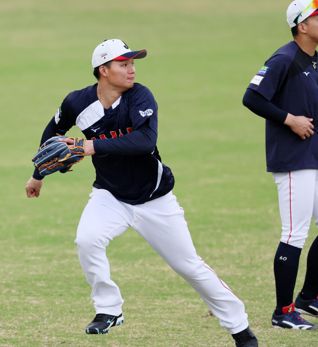 中堅で打撃練習の打球を捕球する森下（撮影・加藤哉）