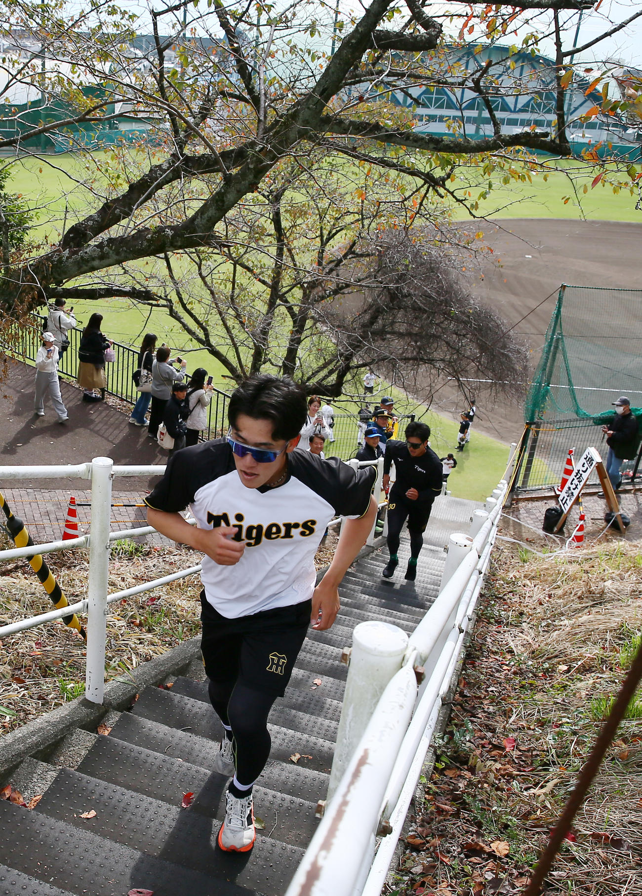 クロスカントリー走する阪神富田（手前）と門別（撮影・上山淳一）