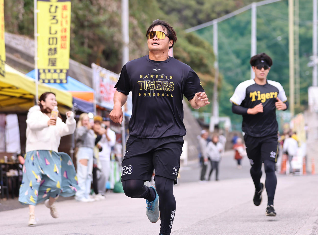 クロスカントリー走する阪神松原（撮影・上山淳一）
