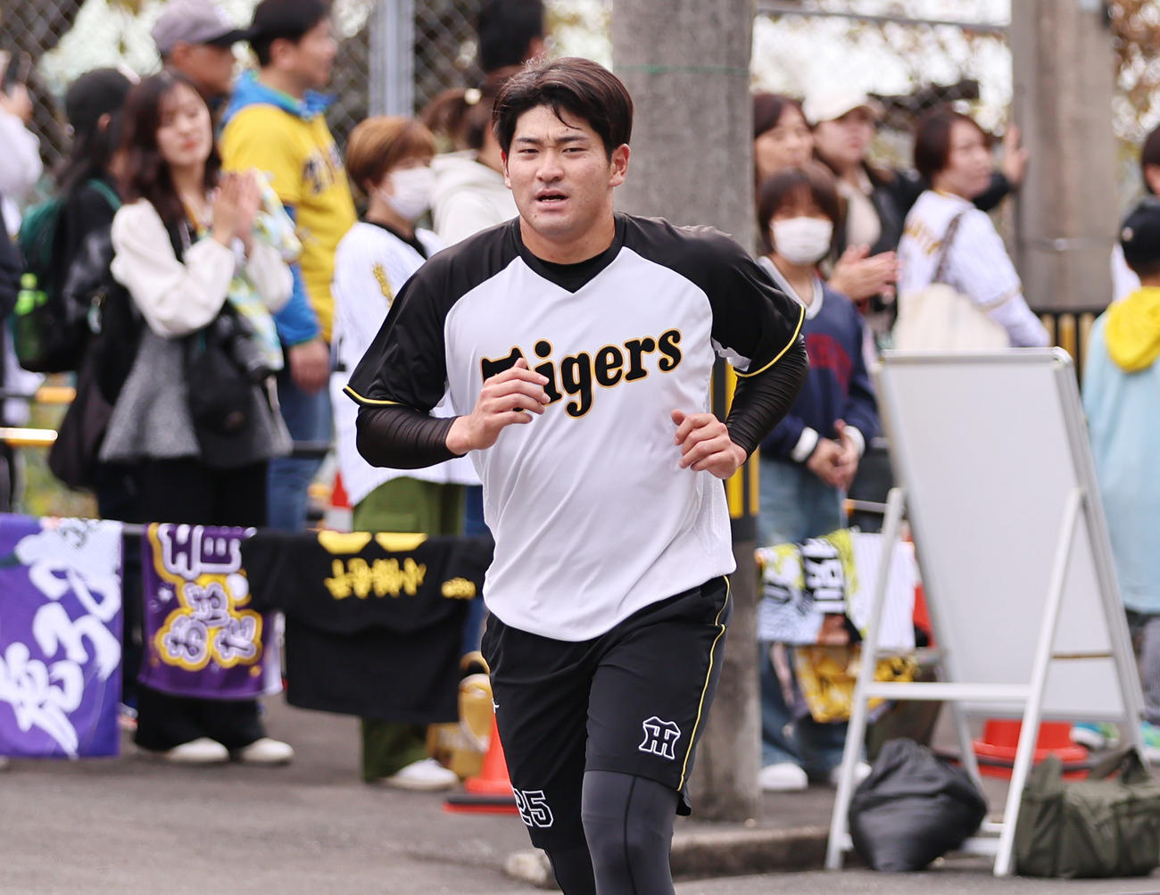 クロスカントリー走する阪神伊藤稜（撮影・上山淳一）