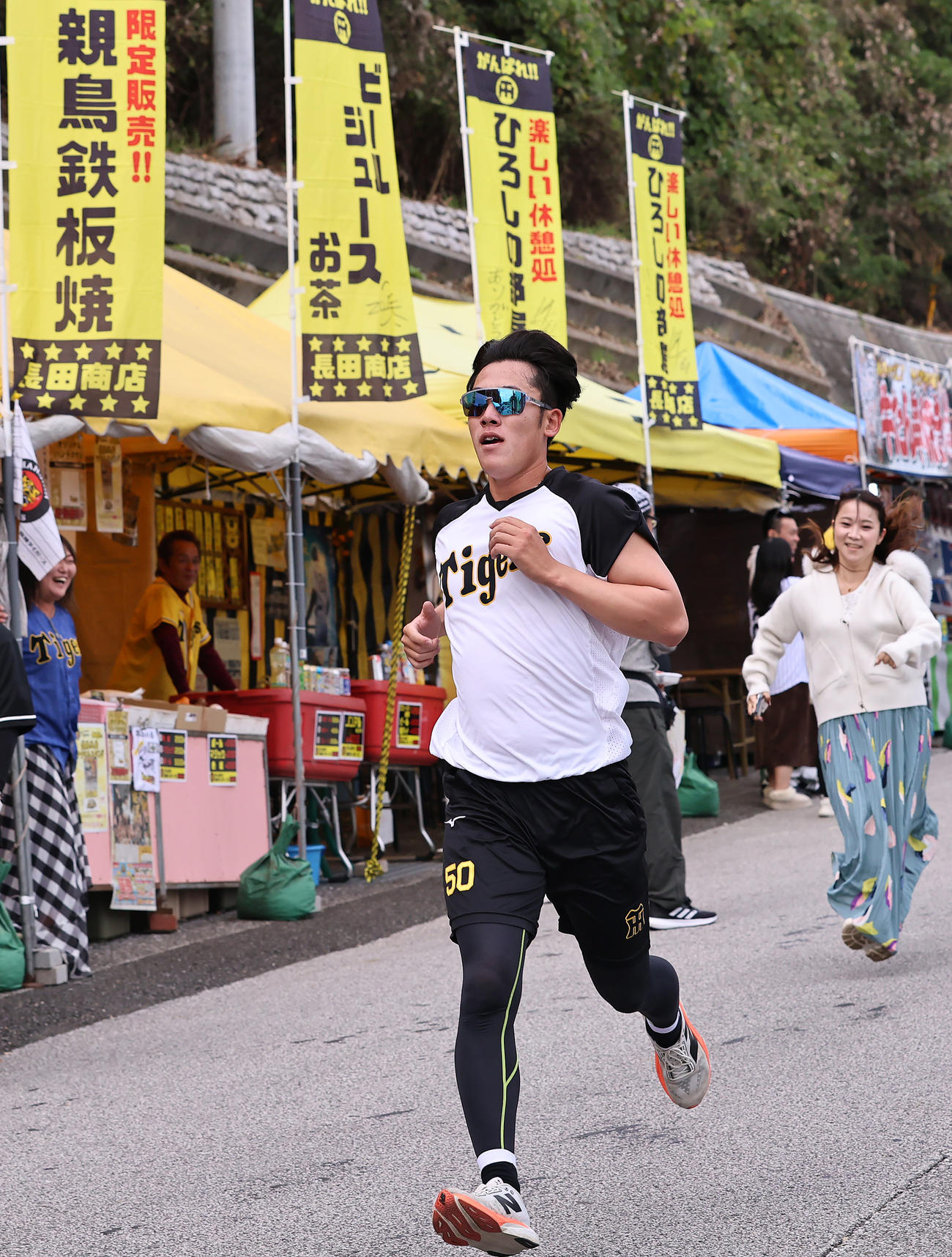 クロスカントリー走する阪神富田（撮影・上山淳一）