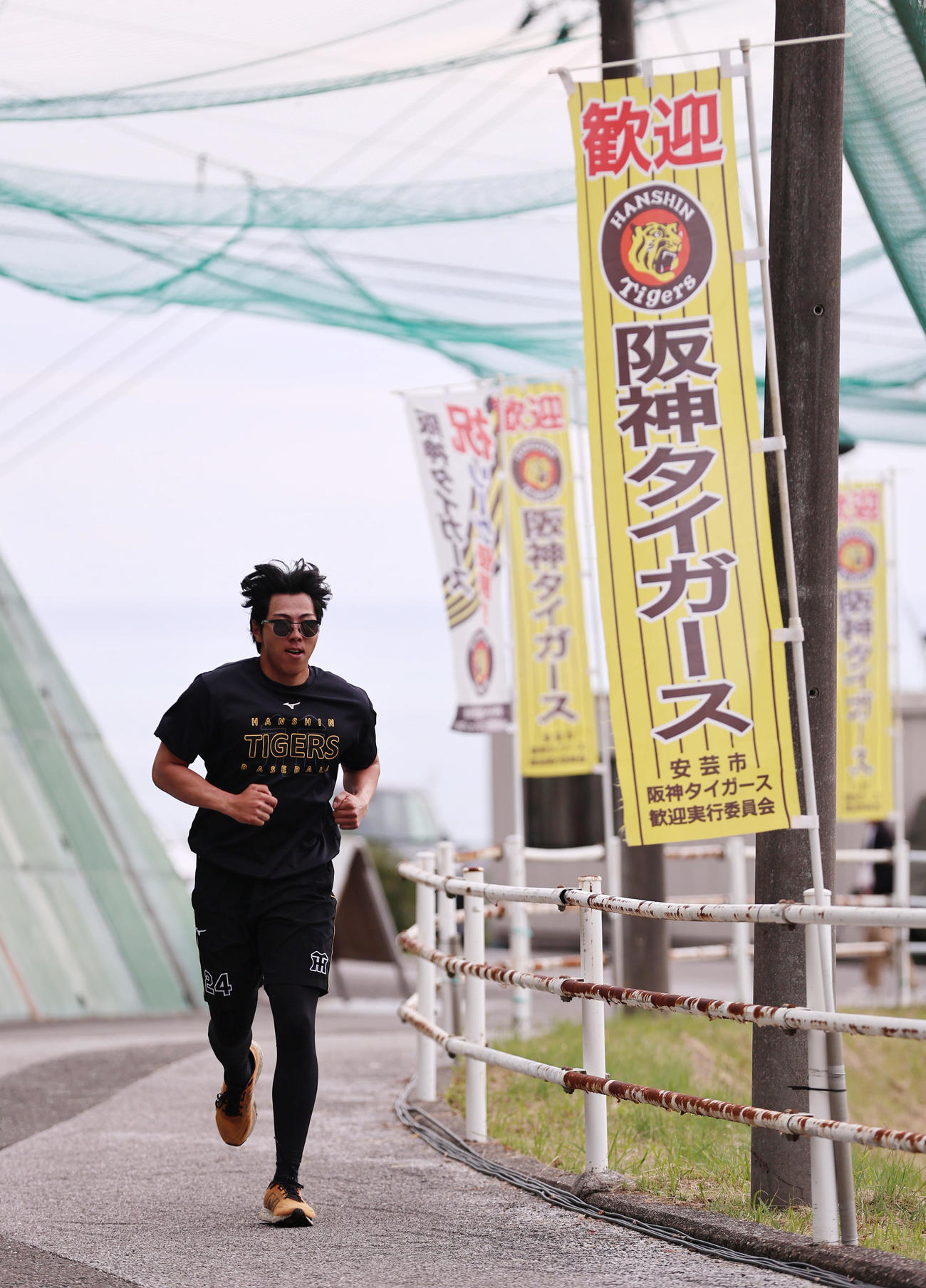 クロスカントリー走する阪神工藤（撮影・上山淳一）