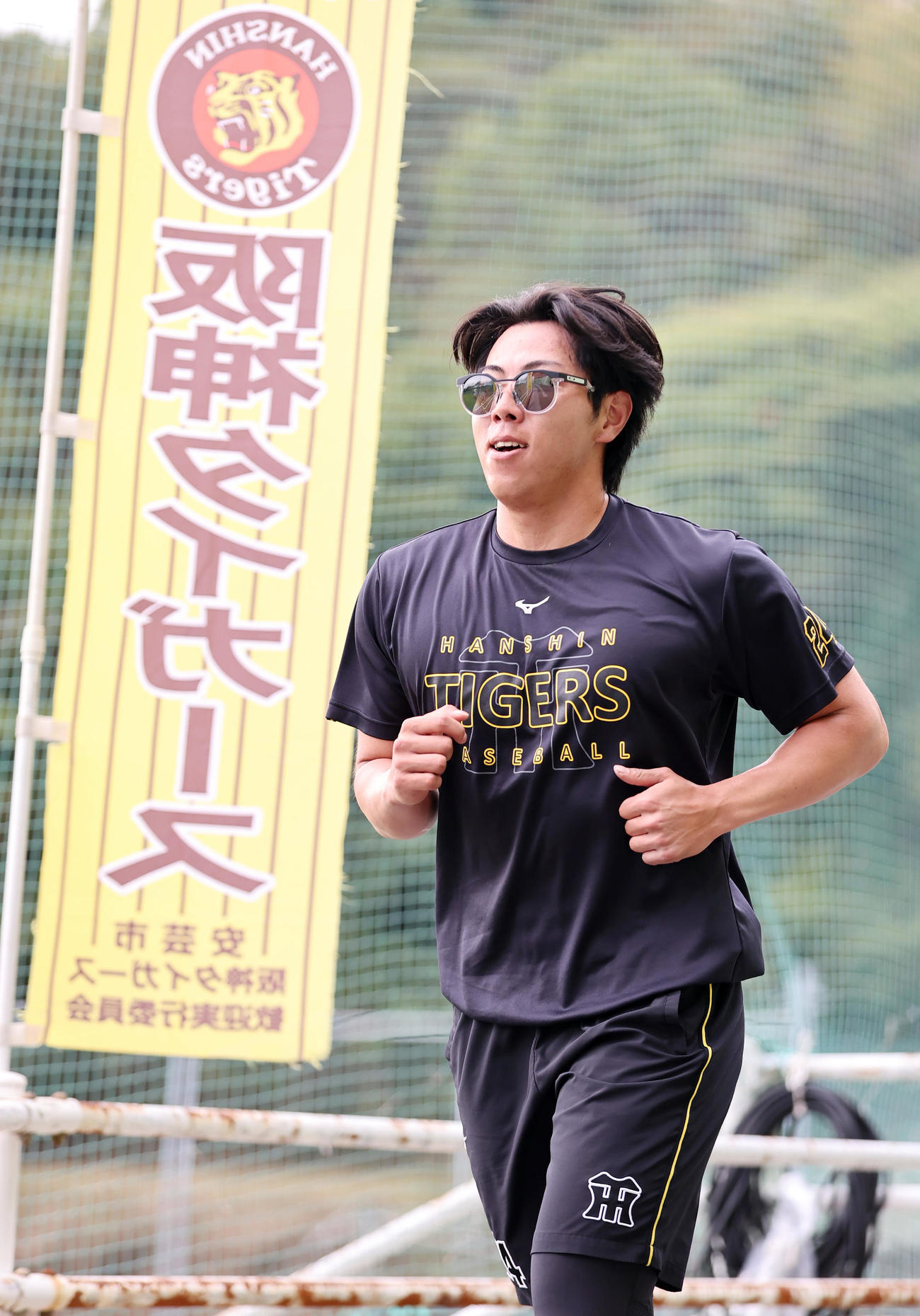 クロスカントリー走する阪神工藤（撮影・上山淳一）