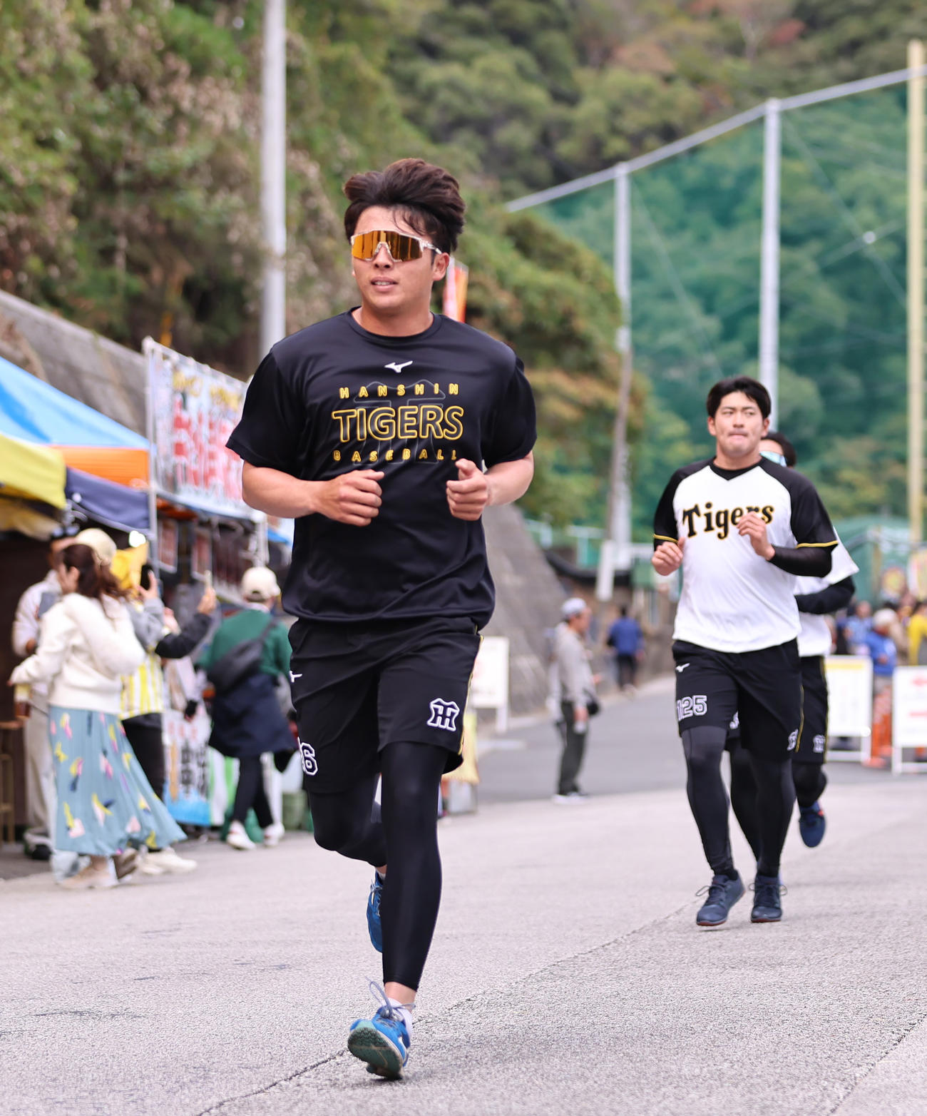 クロスカントリー走する阪神椎葉（撮影・上山淳一）