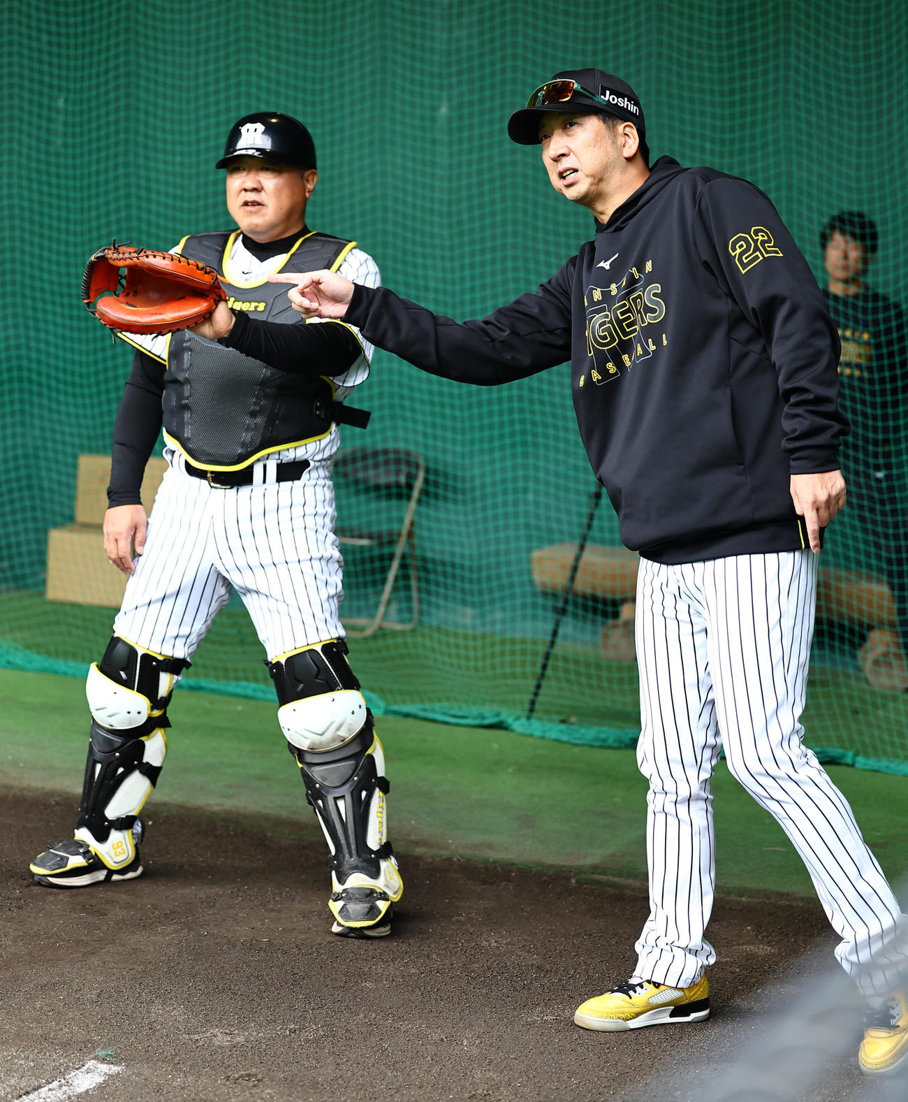 椎葉に指示を出す藤川監督（撮影・上田博志）