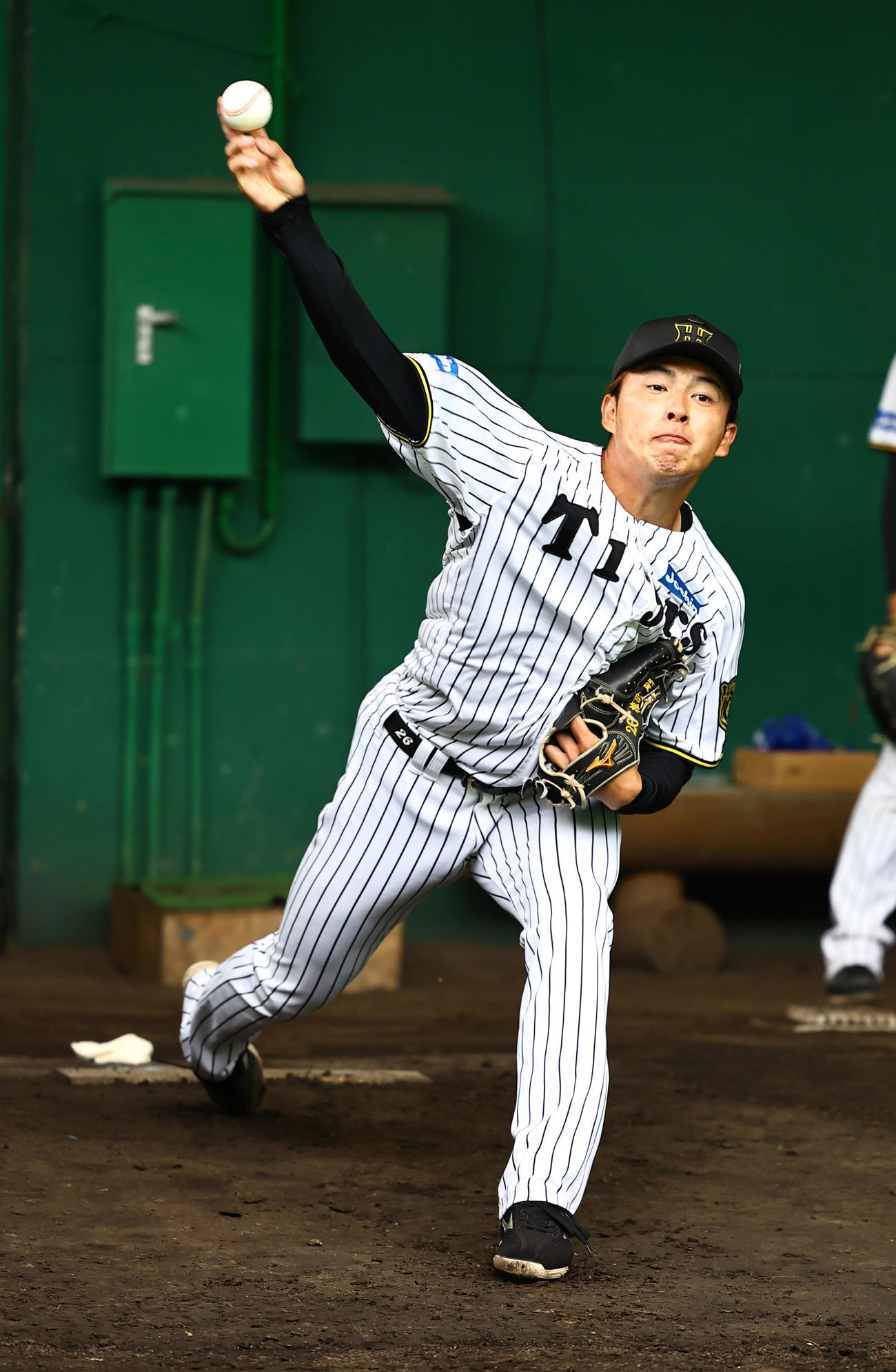 投球練習をする椎葉（撮影・上田博志）