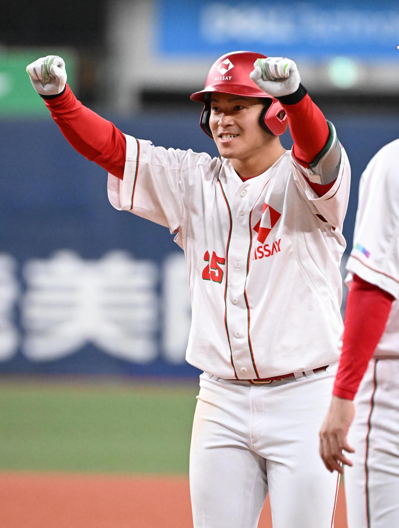 日本生命対ヤマハ　8回裏日本生命1死一、三塁　竹村陸は中適時打を放つ（撮影・石井愛子）