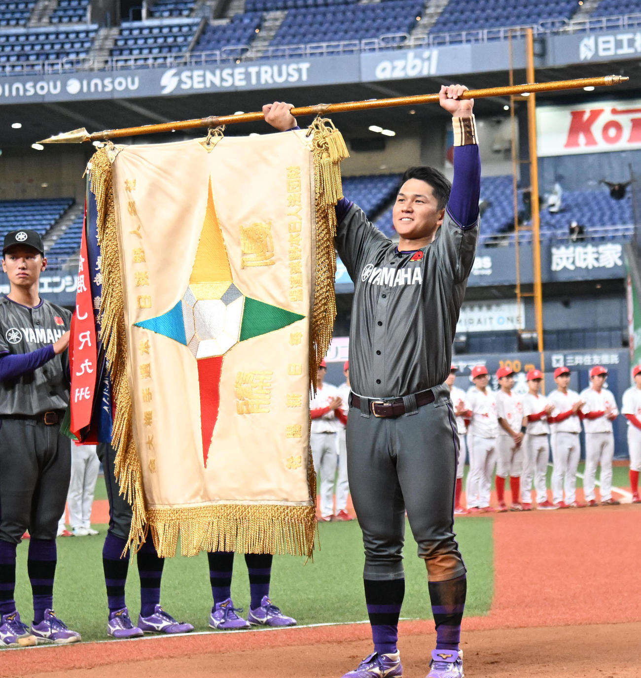 ダイヤモンド旗を授与されるヤマハの大本拓海（撮影・石井愛子）