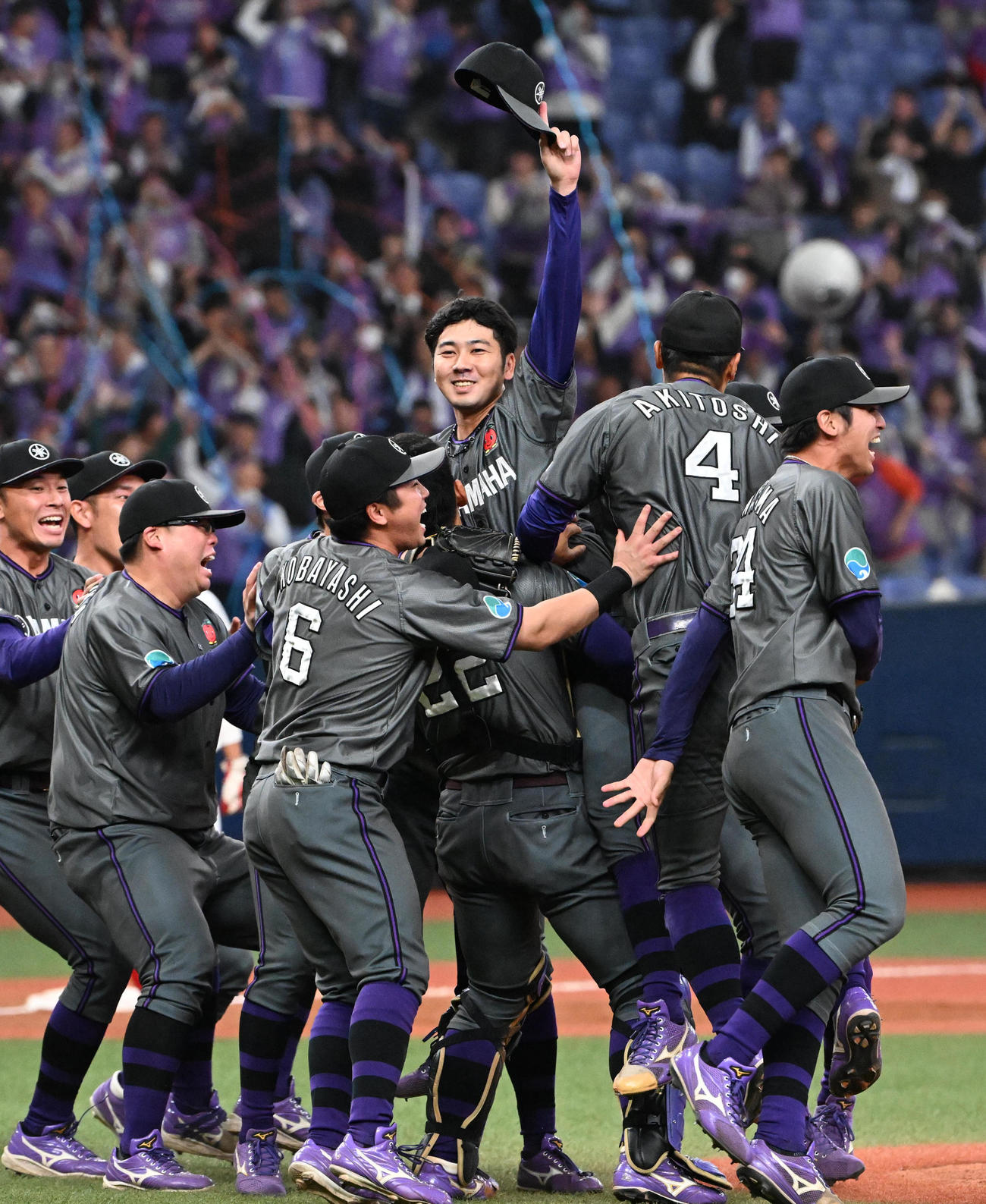 優勝を果たし喜ぶヤマハナイン（撮影・石井愛子）